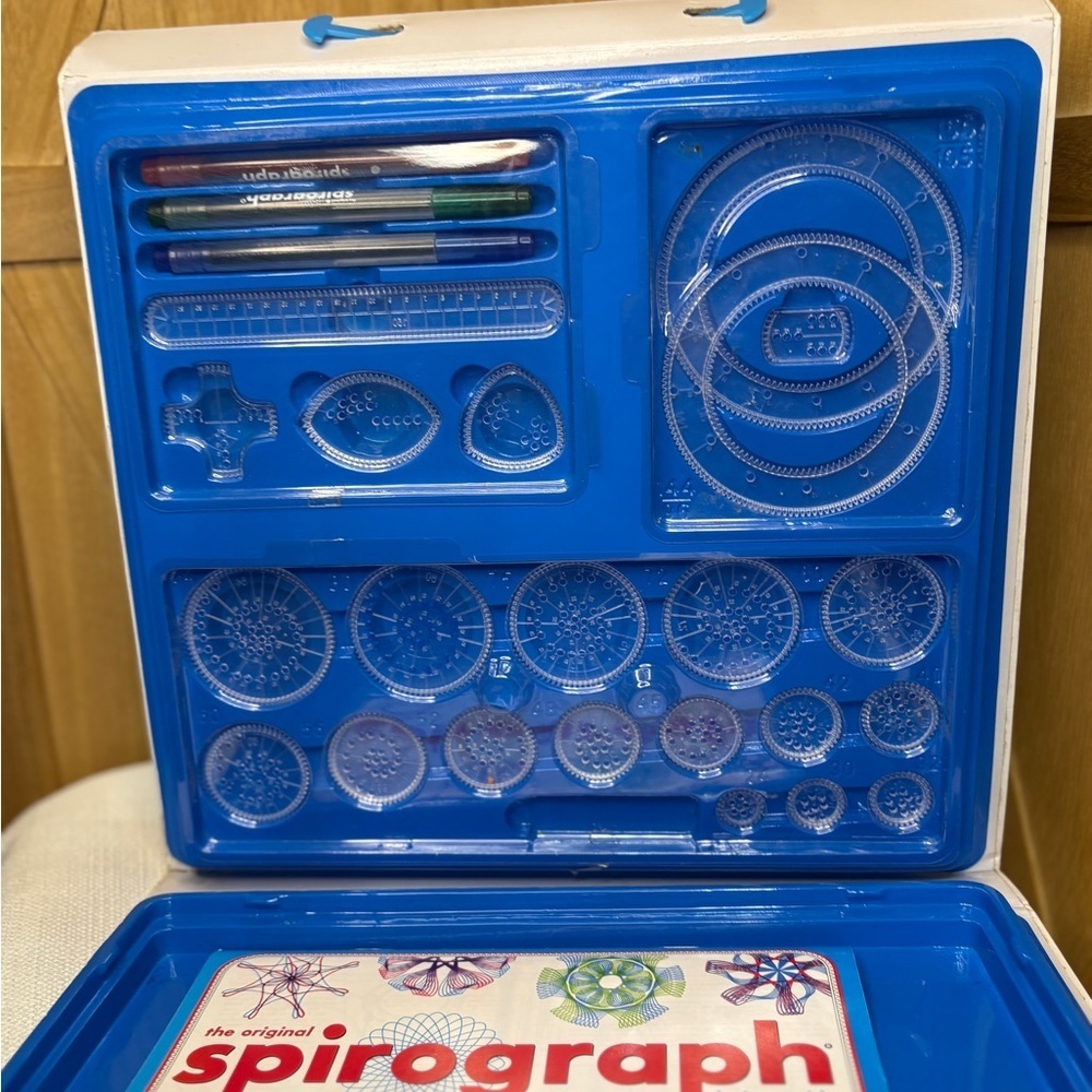 Spirograph Deluxe Set with Storage Case - Picture 2 of 3